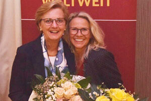 Annette Bergschneider (links) übergibt das Amt der Präsidentin des Zonta Club Lippstadt an Susanne Musga