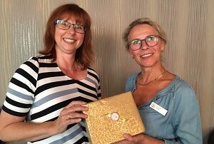 Area Director Karin Lühmann (links) mit Präsidentin Susanne Musga vom Zonta Club Lippstadt